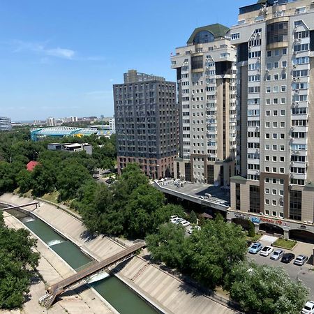 Квартира В Центре Алматы Buitenkant foto
